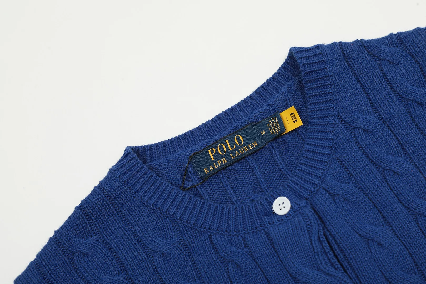 🅿️176 "Top quality" Style number: DS021# (not off the shelves all year round) [Ralph Lauren round neck cardigan solid color pony embroidered logo knitted short sleeves] ✅Ralph Lauren classic basic versatile all-season cardigan knitted short sleeves ✅Main supplier platform live broadcast Wholesale entities Replenish when out of stock Not off the shelves ✅ZP quality 1:1 version Scan the code to enter the GF website Counter quality ✅Details and quality are the only one in Guangzhou. Imported quality cotton yarn, focusing on high-end, cost-effective. Needless to say good quality. ✅The version is restored to the original order. The maximum size can be worn up to 160 pounds. Loose, comfortable and stress-free.